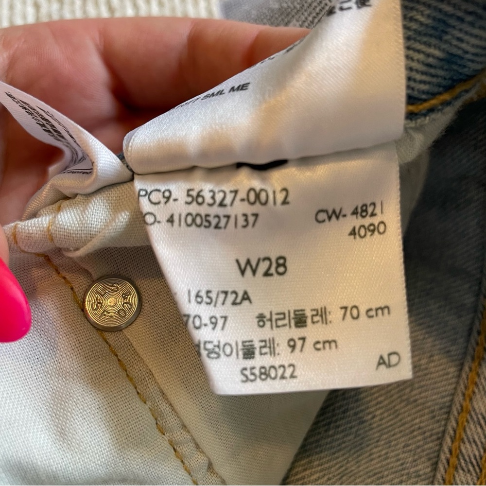 ✨SOLD✨ Levi’s 501 Mid-Rise Jean Shorts - Picture 6 of 7